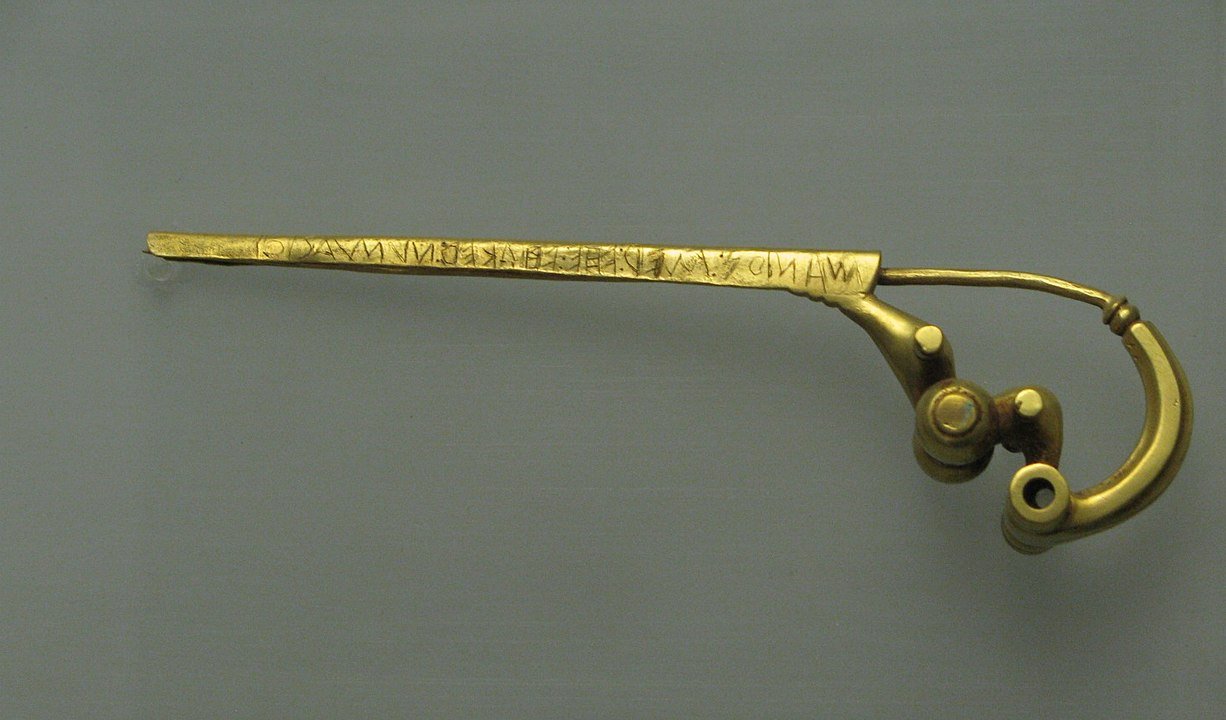 Large golden broach with the inscription "Manios me fhefhaked Numasioi."